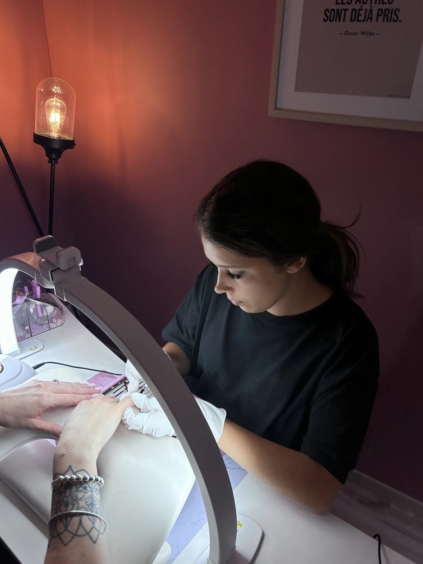 Emma en train de réaliser un soin d'onglerie dans son institut à Autun