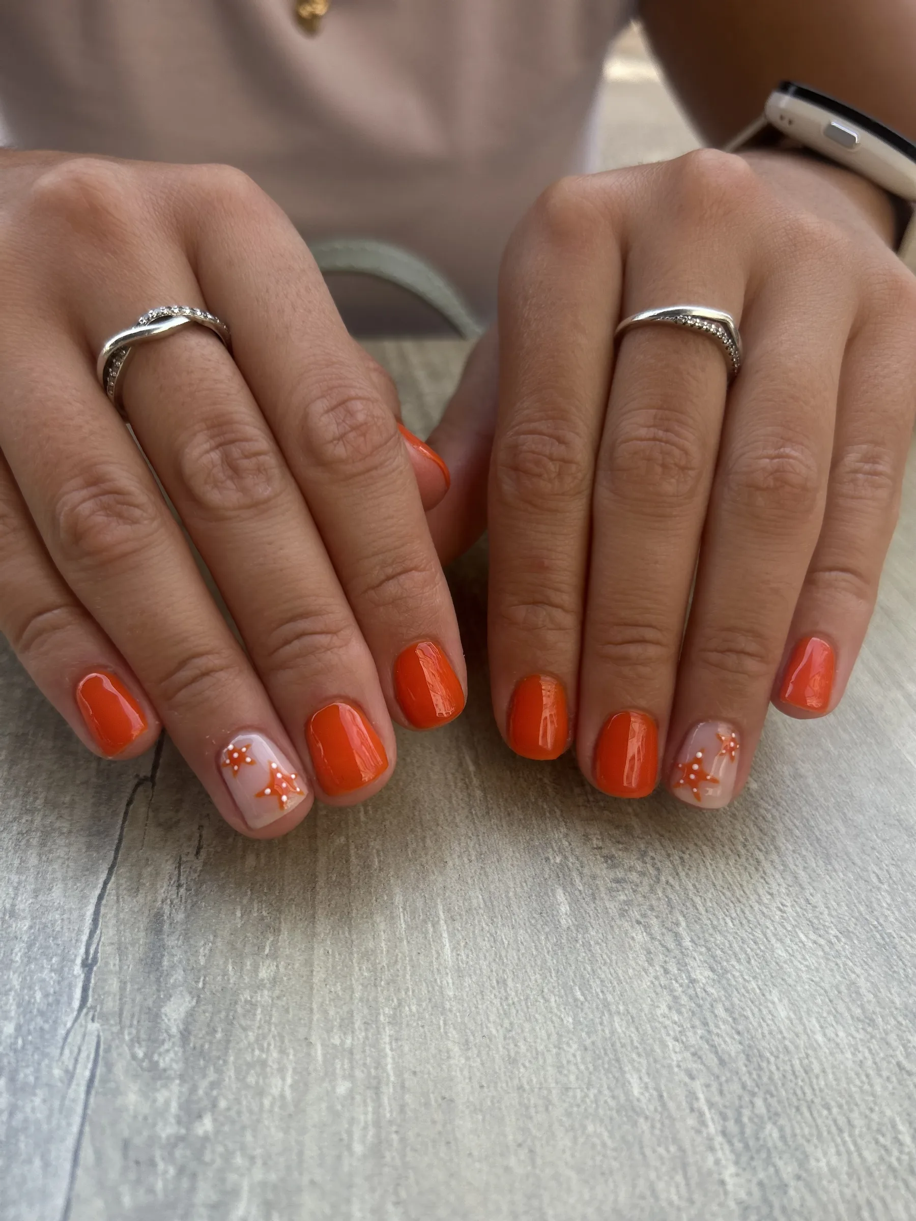 Pose d'ongles élégante réalisée par Emma à Autun